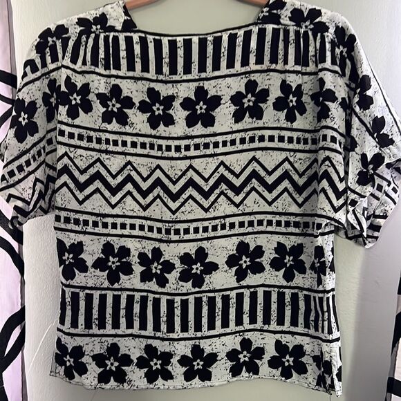 CHAUS Black and White Floral Print Blouse US Size 6 - Picture 6 of 9